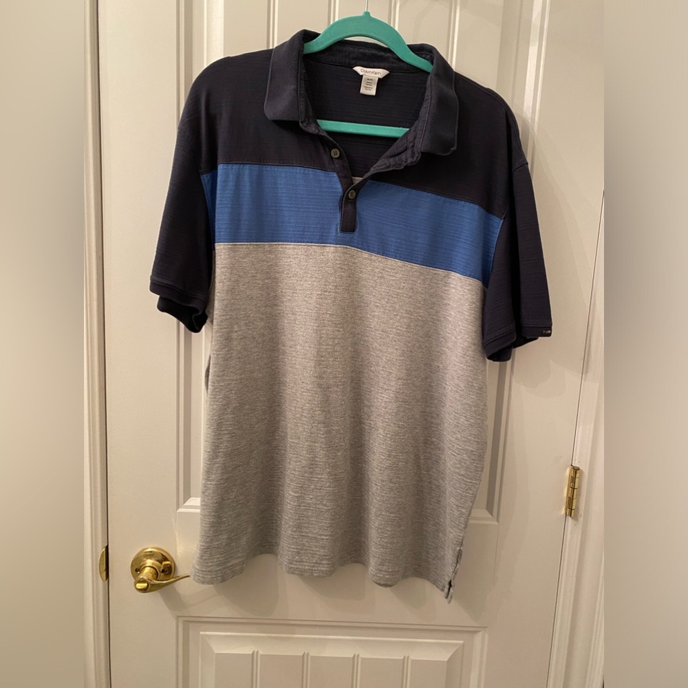 EUC MEN’S SIZE XL CALVIN KLEIN SHORT SLEEVE POLO SHIRT IN BLUE AND GREY